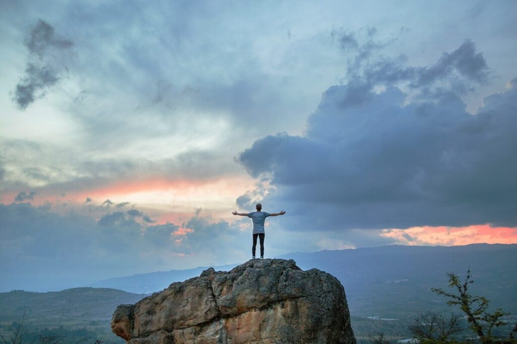 Hoe oud is Erik Egberts, de ex-vriend van Welmoed Sijtsma? man standing on top of rock mountain during golden hour