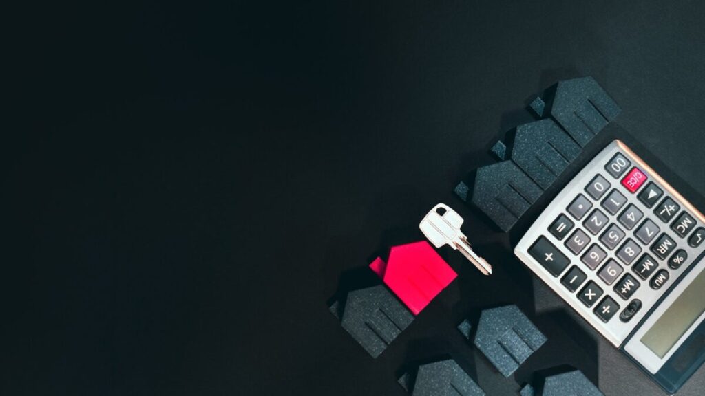 Hoeveel vermogen mag je hebben voor huurtoeslag in 2025? A cell phone sitting on top of a keyboard