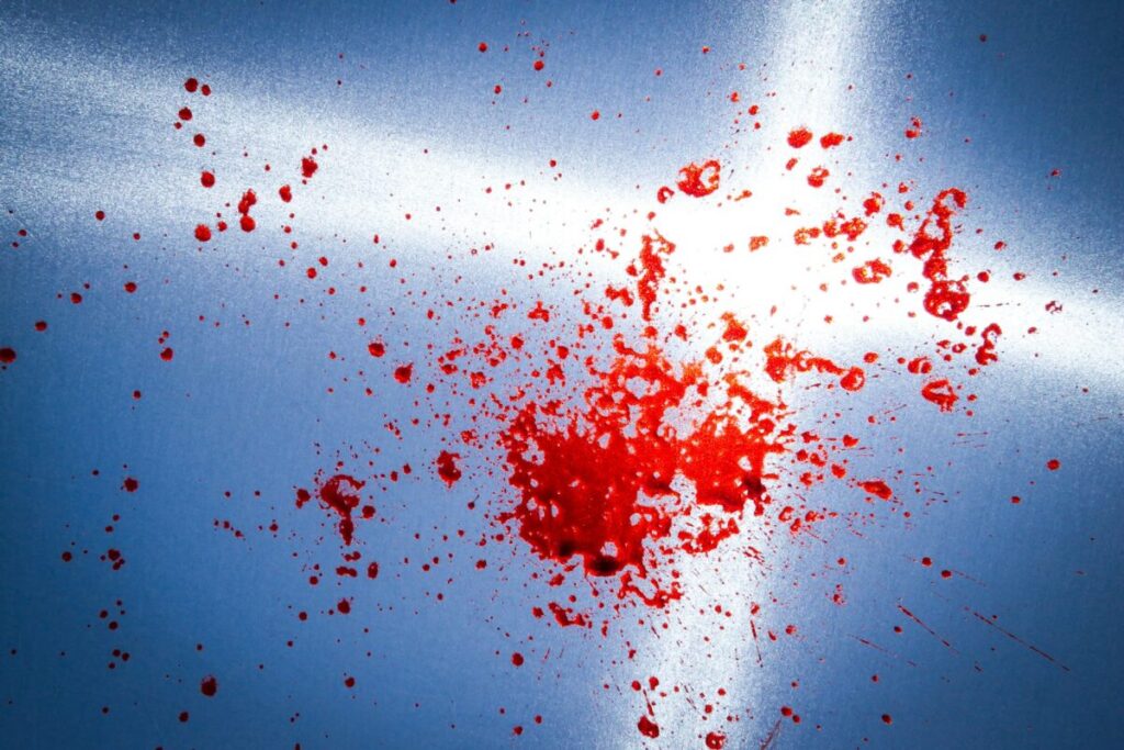 Licht bloedverlies op oudere leeftijd? Wacht niet en raadpleeg je arts a bunch of red stuff floating in the air