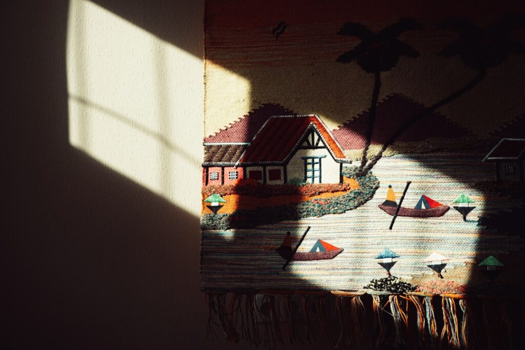 Wandkleed trends 2026: warmte en textuur voor je interieur