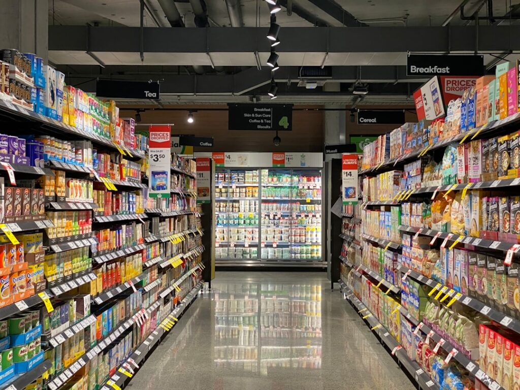 Voordelen van supermarkten in Duitsland voor voordelig grenswinkelen aisle, food, cheese, dairy refrigeration, cookies, biscuit, cereal, tea, coffee, yogurt, almond, rice, soy milk rice, spice, sauce, cereal, quick milk, store shelf shelf, store, supermarket, supermarket aisle