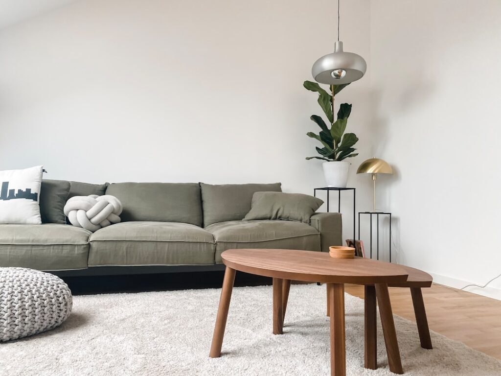 Minimalistisch interieur huiskamer biedt rust en tijdloos design Nordic scandi home and living room
