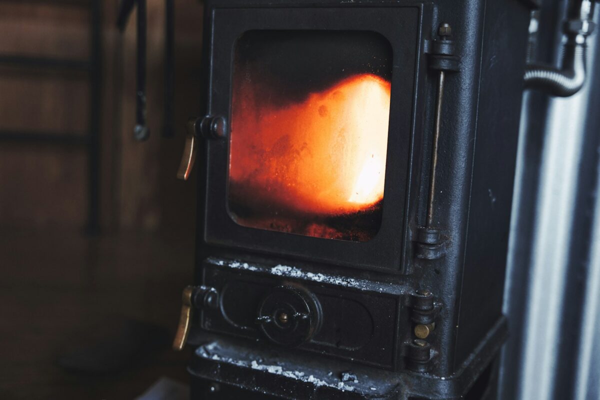 Pelletkachel met een brandende vlam achter het kijkglas