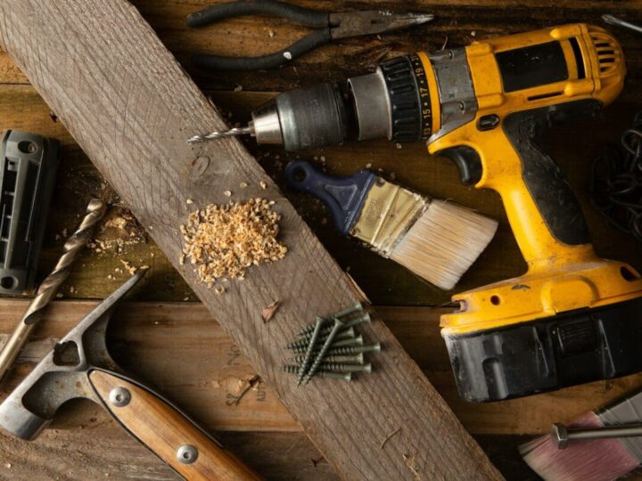 Gereedschap en schroeven op een werkbank